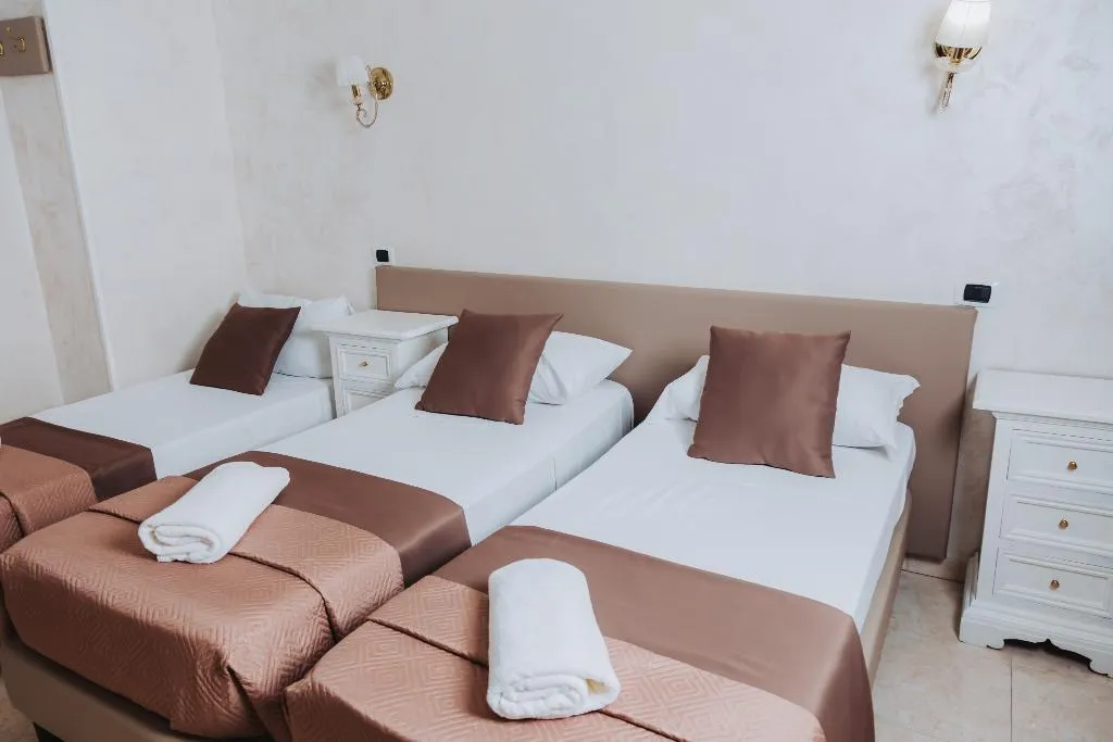 TRIPLE STANDARD Room, Bee Queen Hotel, Naples