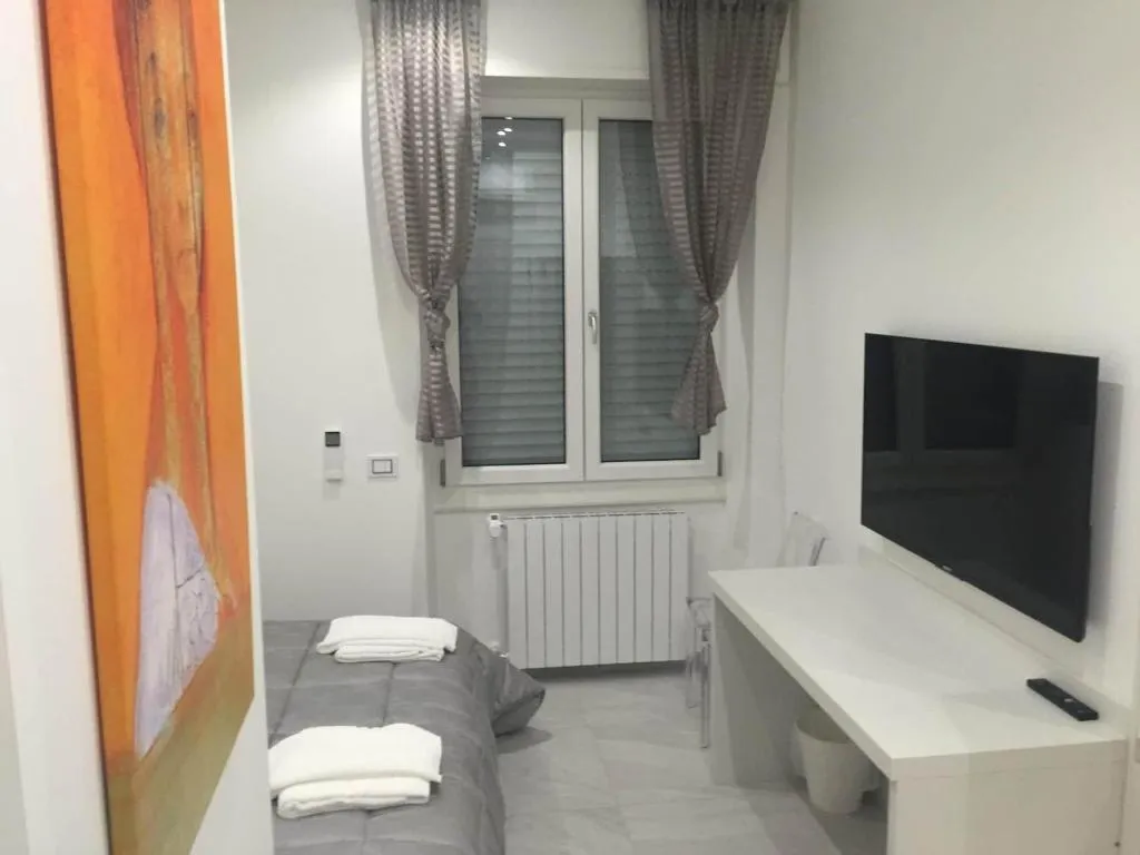 Room, Picaflor, Milan