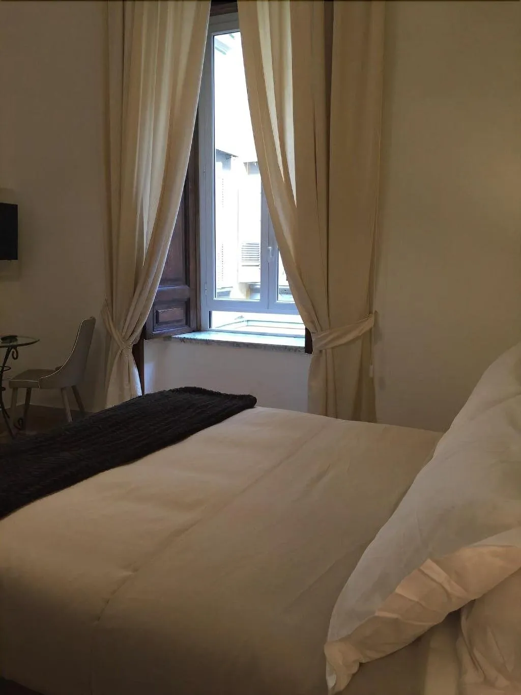 Room, B&B Napolimilionaria, Naples