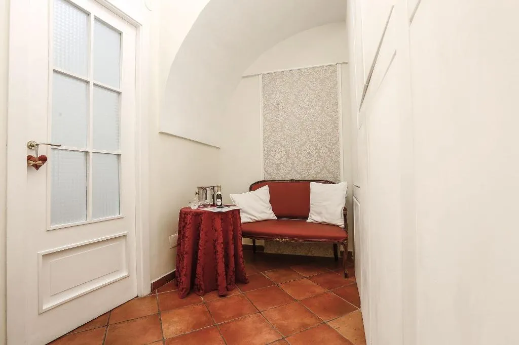 Room, Home Marty, Naples