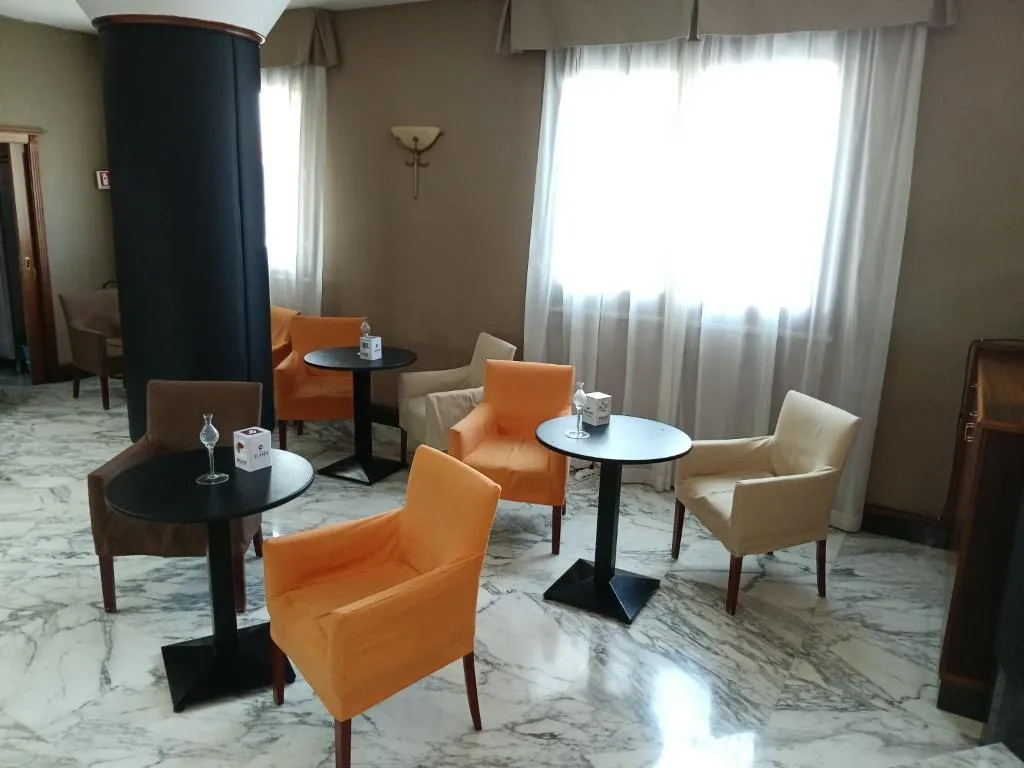Lobby, La Fayette, Naples