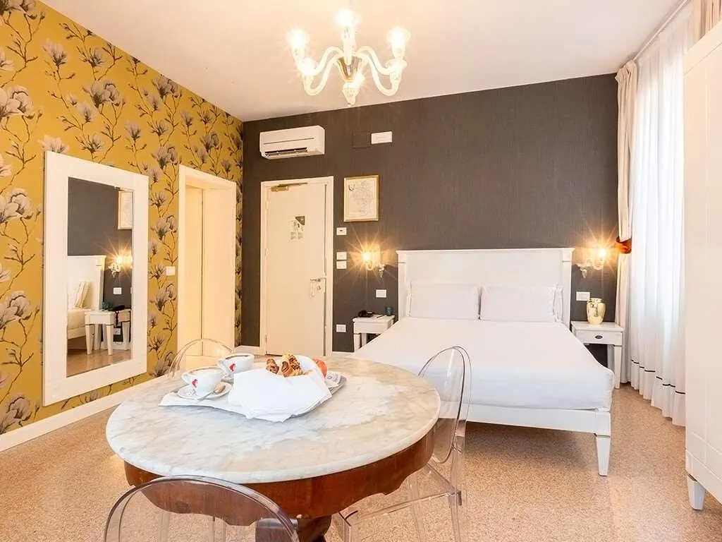 Room, Sonder Salute Palace, Venice