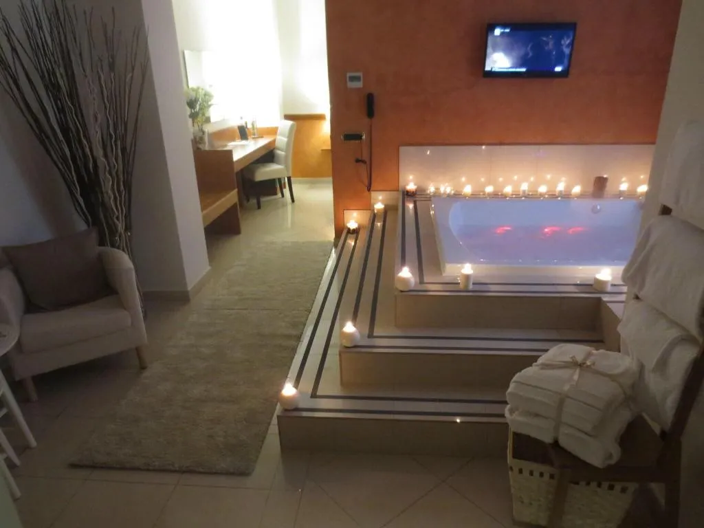 Pool, Joyfull, Naples