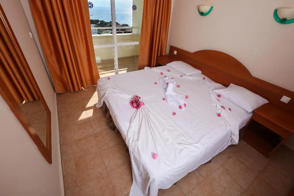 QUADRUPLE LAND VIEW Room, Tuntas Family Suites Kusadasi, Izmir