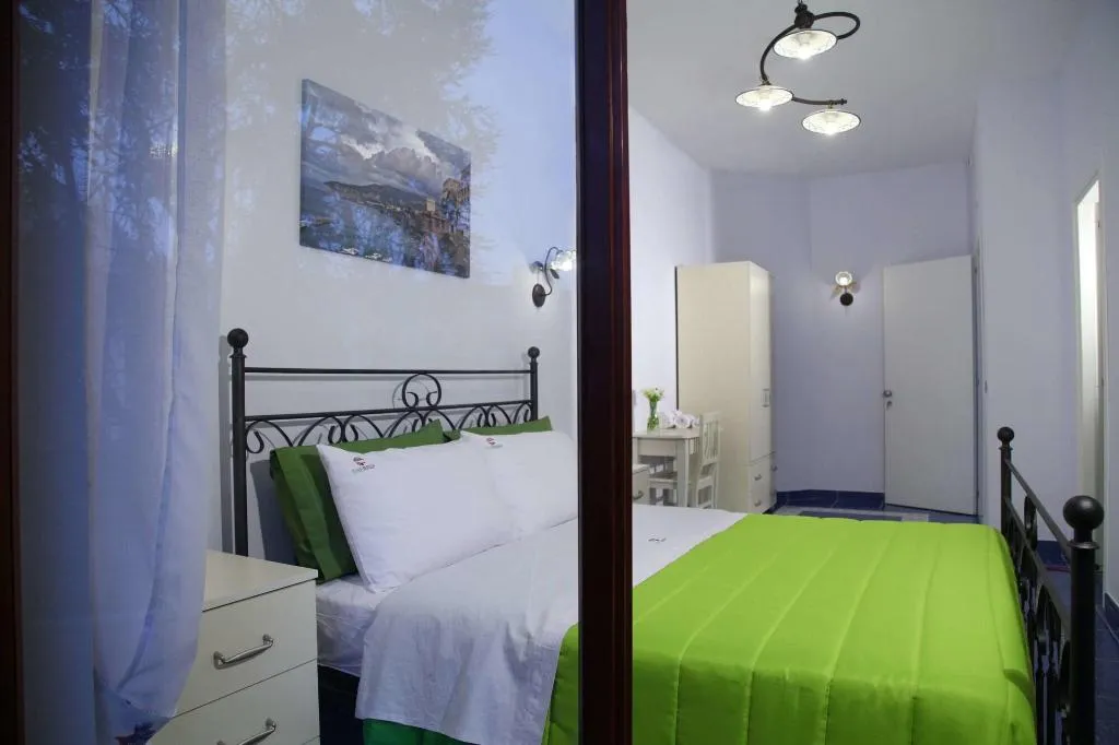Room, The Reef, Naples