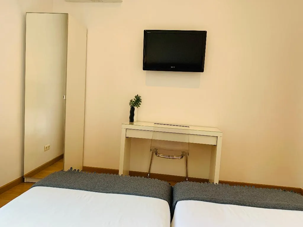 TWIN Shared external bathroom Room, Super Balmes Guest House, Barcelona