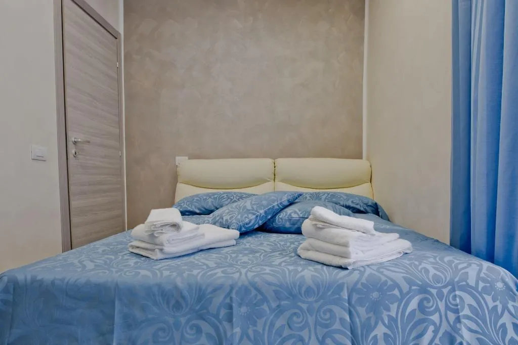 Room, Oscar 2, Naples