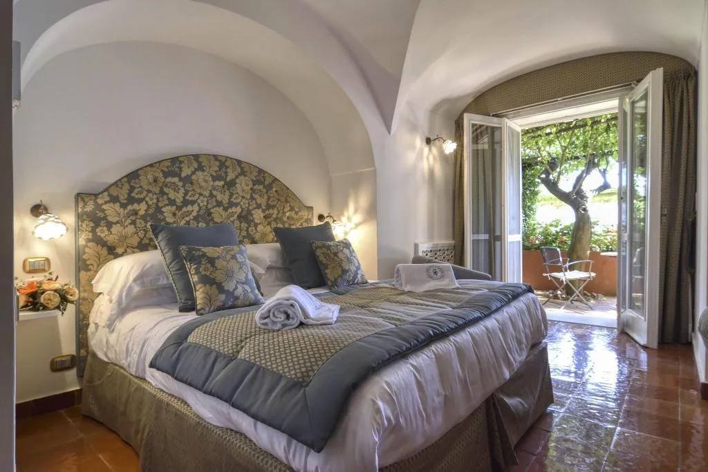DOUBLE PREMIUM KING BED Room, Hotel Palazzo Confalone, Naples