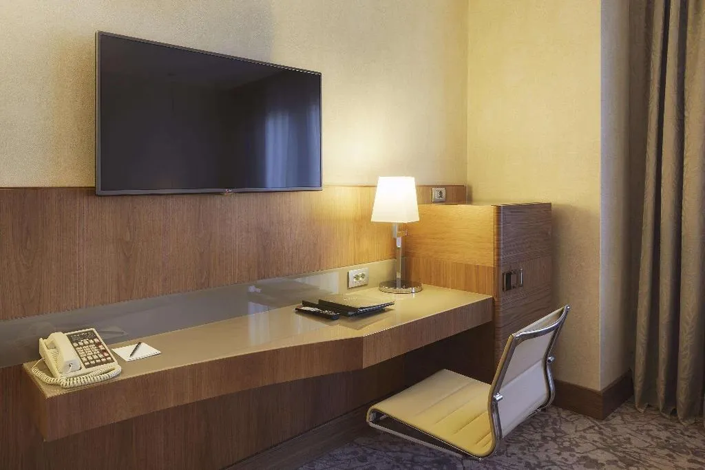 DOUBLE DELUXE KING BED Room, Hilton Milan, Milan