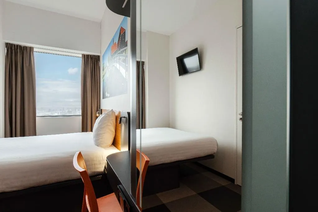 DOUBLE BASIC Room, easyHotel Amsterdam Zaandam, Amsterdam