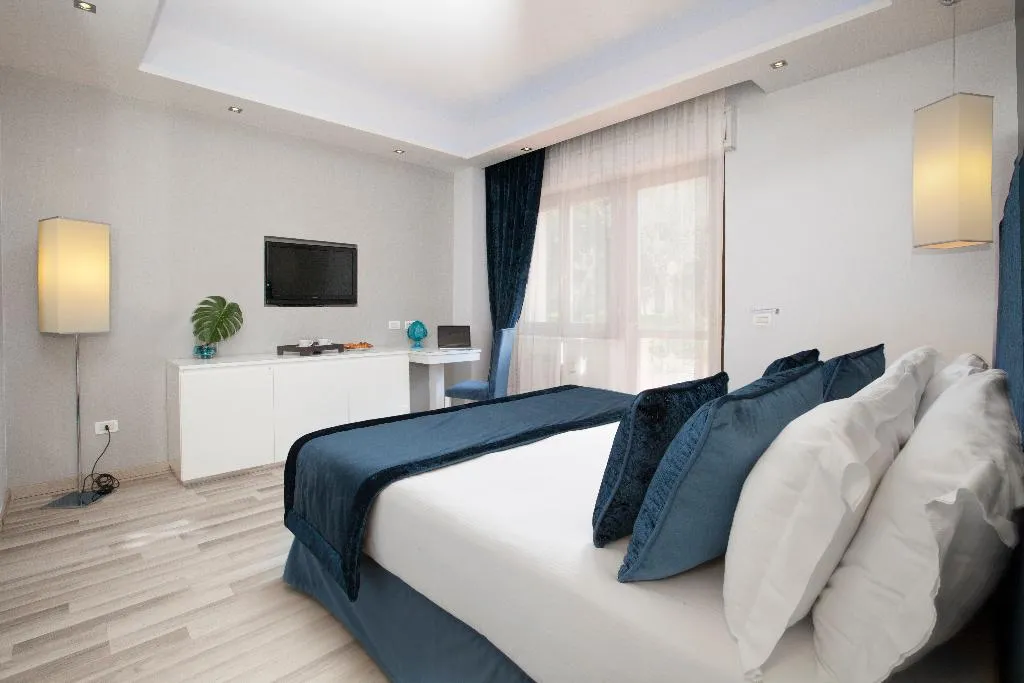 DOUBLE GARDEN VIEW WITH BALCONY Room, Nastro Azzurro Resort, Naples