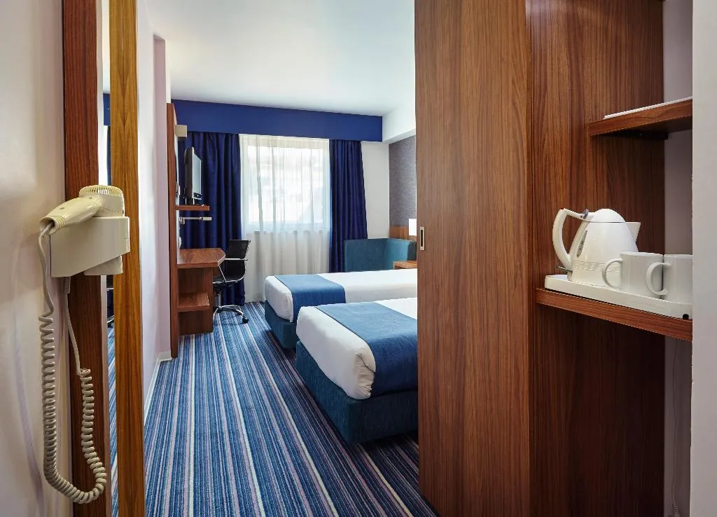 TWIN STANDARD Room, Holiday Inn Express Lisbon Airport, Lisbon