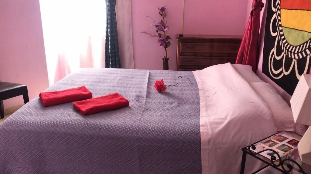 Room, Ave Popolo, Naples