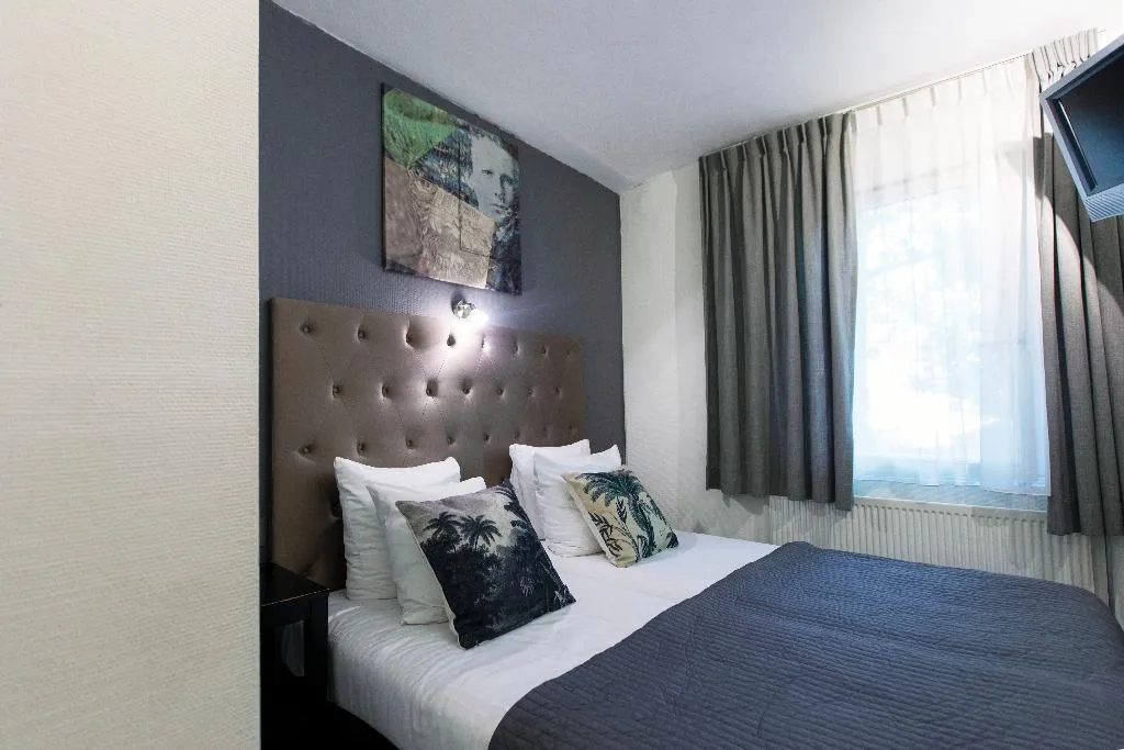 QUADRUPLE STANDARD Room, Quentin England Hotel, Amsterdam