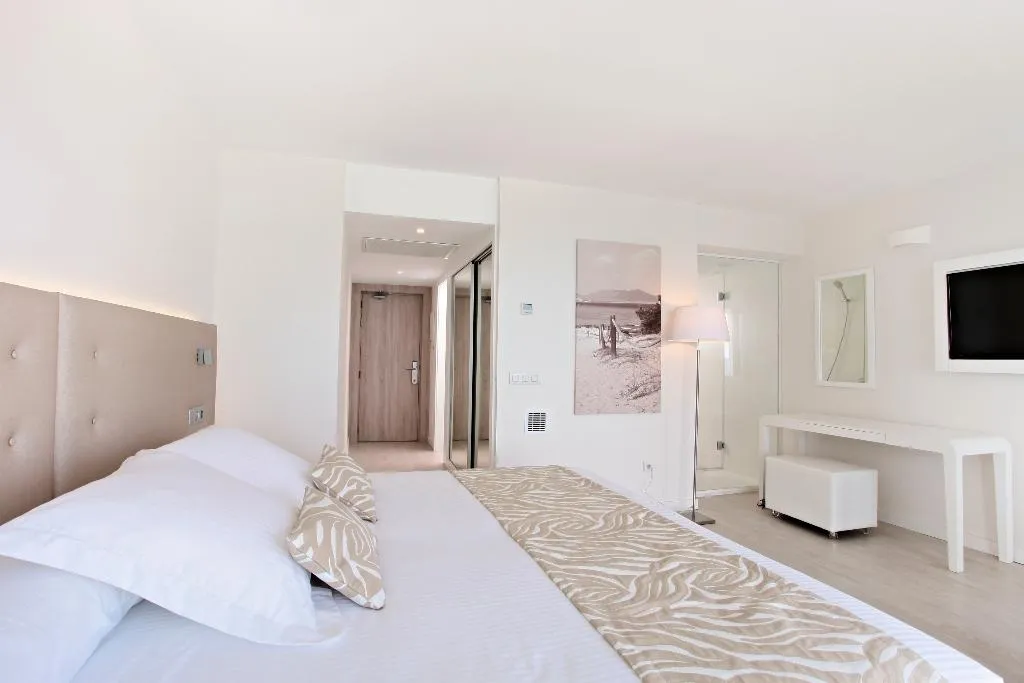 Double or Twin SIDE SEA VIEW Room, Iberostar Waves Cala Millor, Majorca