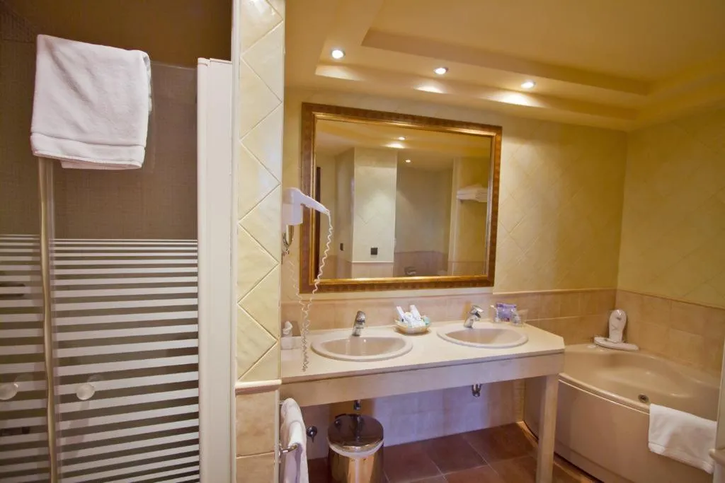 JUNIOR SUITE CAPACITY 3 Room, MS Amaragua, Costa Del Sol