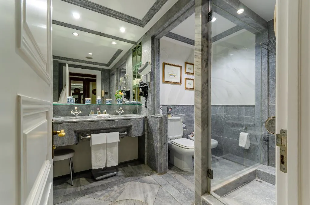 Double or Twin RIVER VIEW Room, Olissippo Lapa Palace, Lisbon