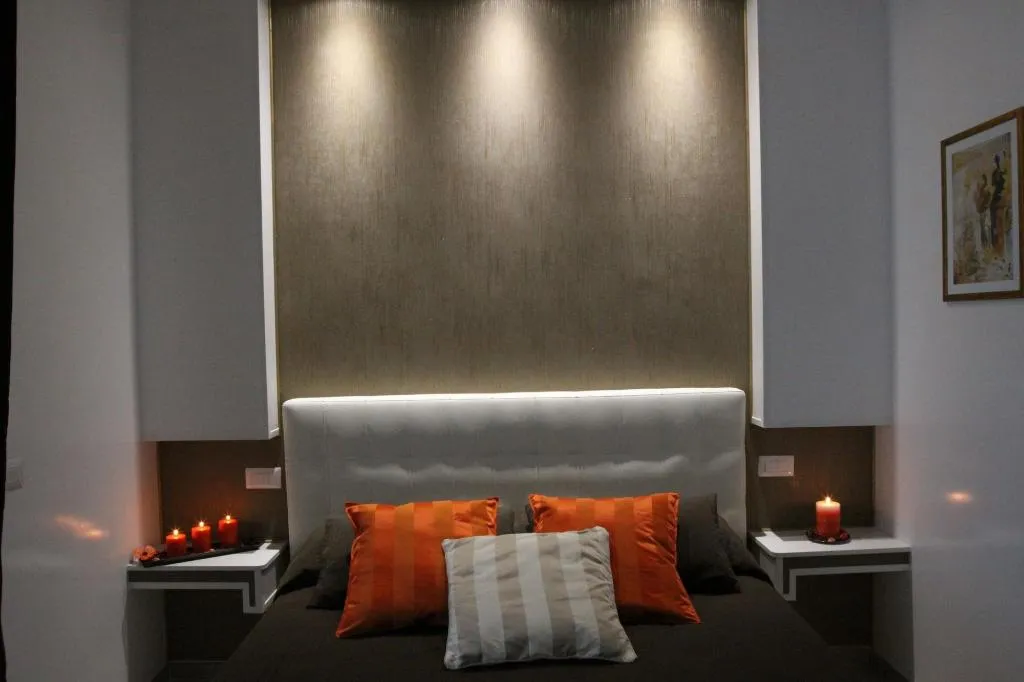 Room, Interno 2 Roma, Naples