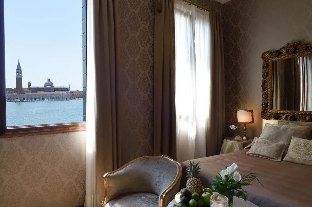 DOUBLE DELUXE LAGOON VIEW Room, Metropole Venezia, Venice