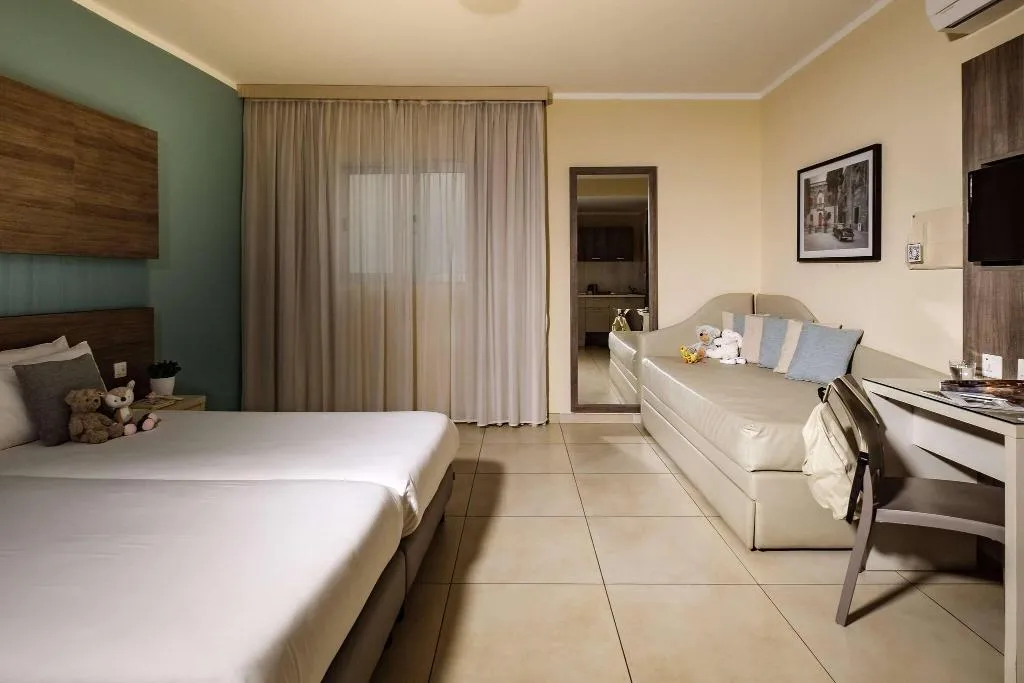 FAMILY ROOM TWO BEDS Room, Hotel 115 The Strand Hotel and Suites, Malta