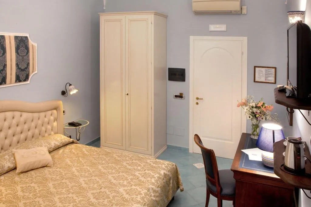 JUNIOR SUITE QUEEN SIZE BED Room, L'Antico Convitto, Naples