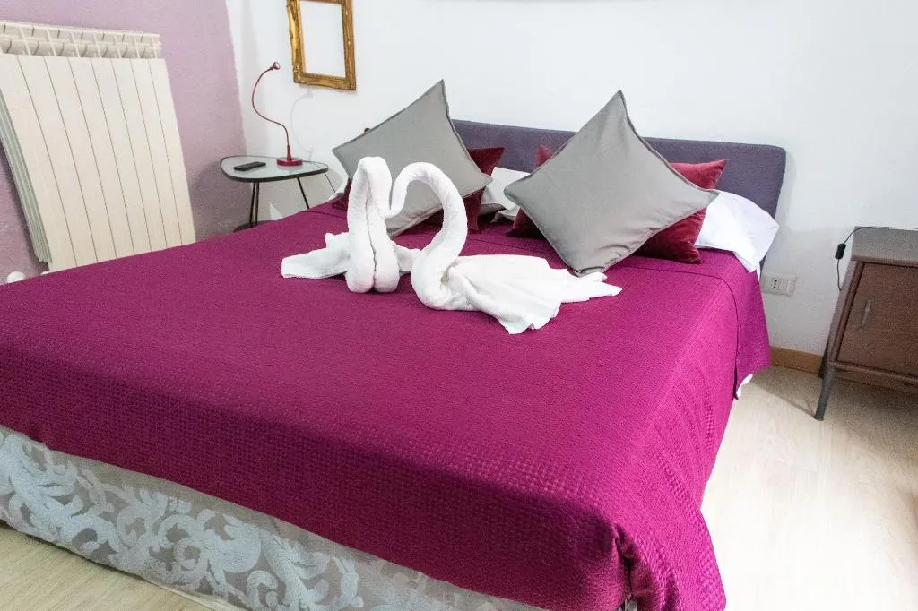 Room, Arthouse, Naples