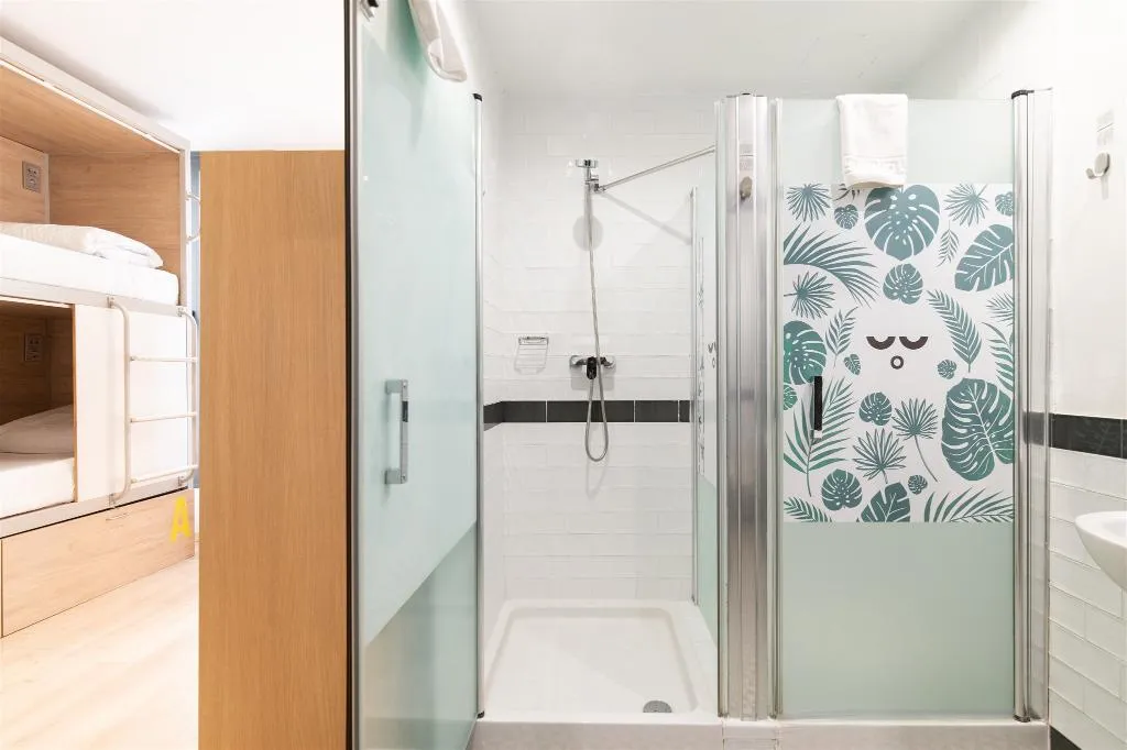 Room CAPACITY 8 Room, U-Sense For You Hostel Sevilla, Seville