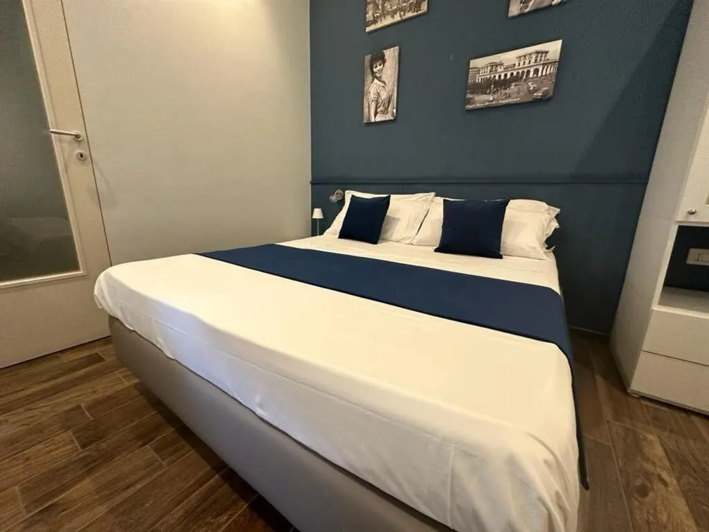 Room, Botanique, Naples