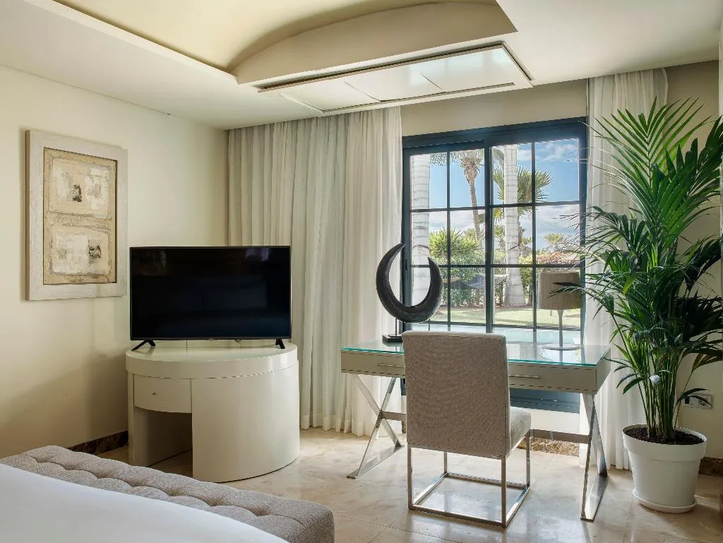 VILLA WITH PRIVATE POOL Room, Redlevel At Melia Palacio De Isora, Tenerife