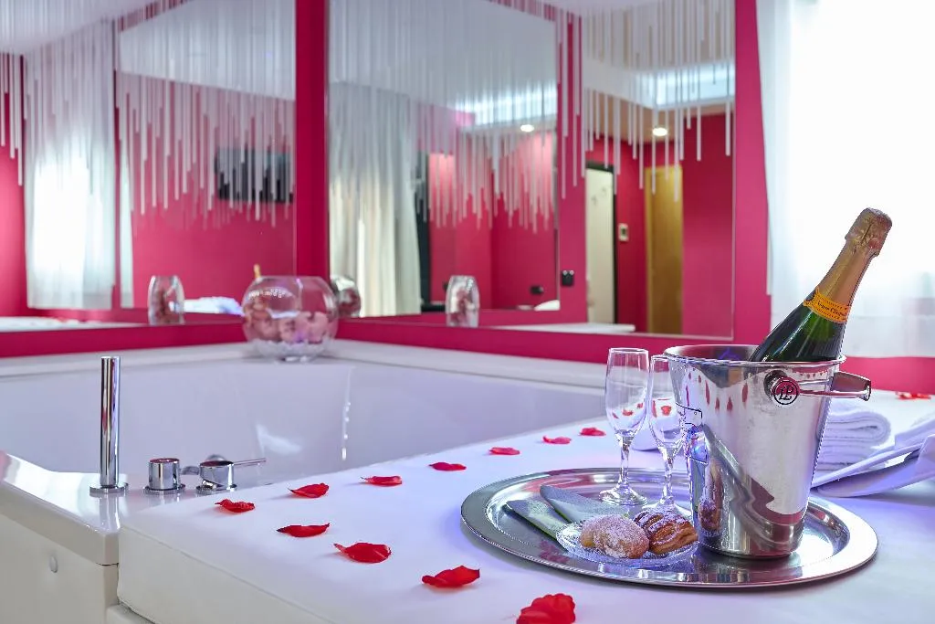SUITE DELUXE WITH JACUZZI Room, Style Caserta, Naples