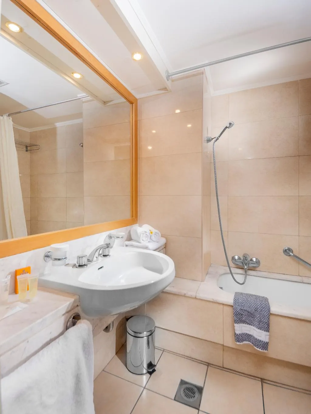 Room, Athineon, Rhodes