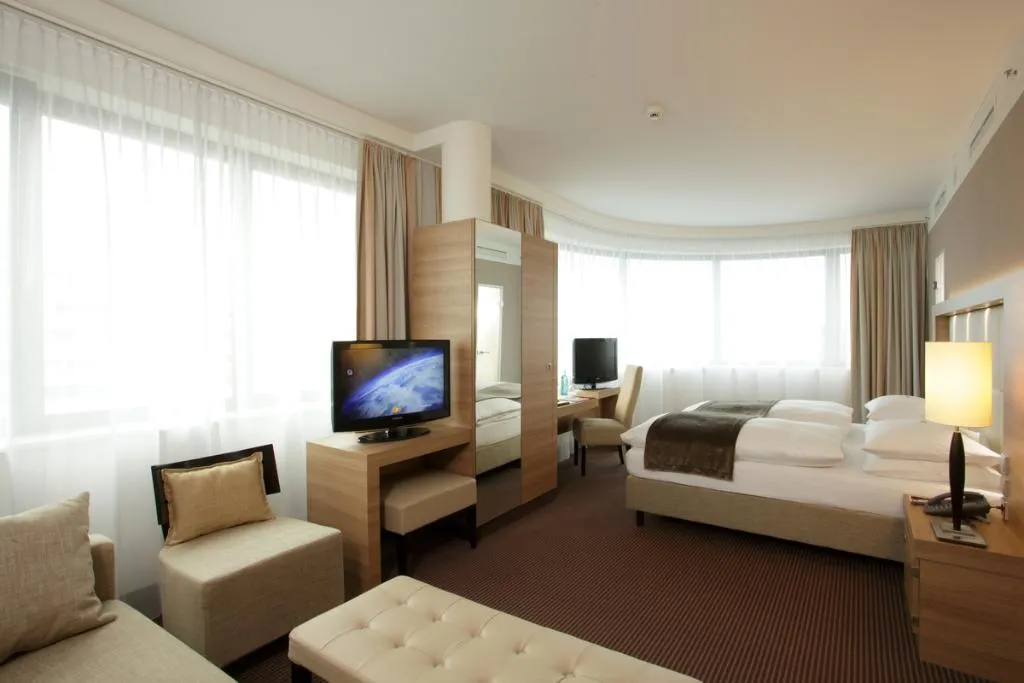 JUNIOR SUITE STANDARD Room, H4 Hotel Berlin Alexanderplatz, Berlin