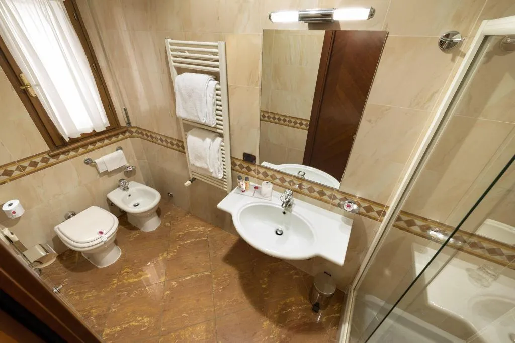 DOUBLE ONE BED Room, Lancaster Hotel, Milan