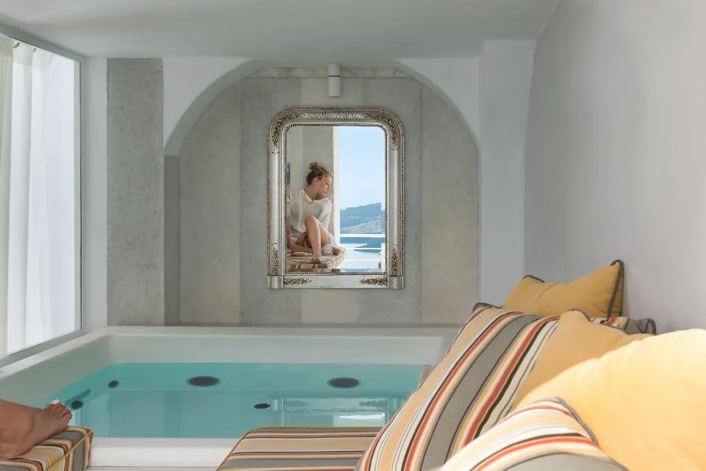 SUITE WITH JACUZZI Room, Nefeles Luxury Suites, Santorini