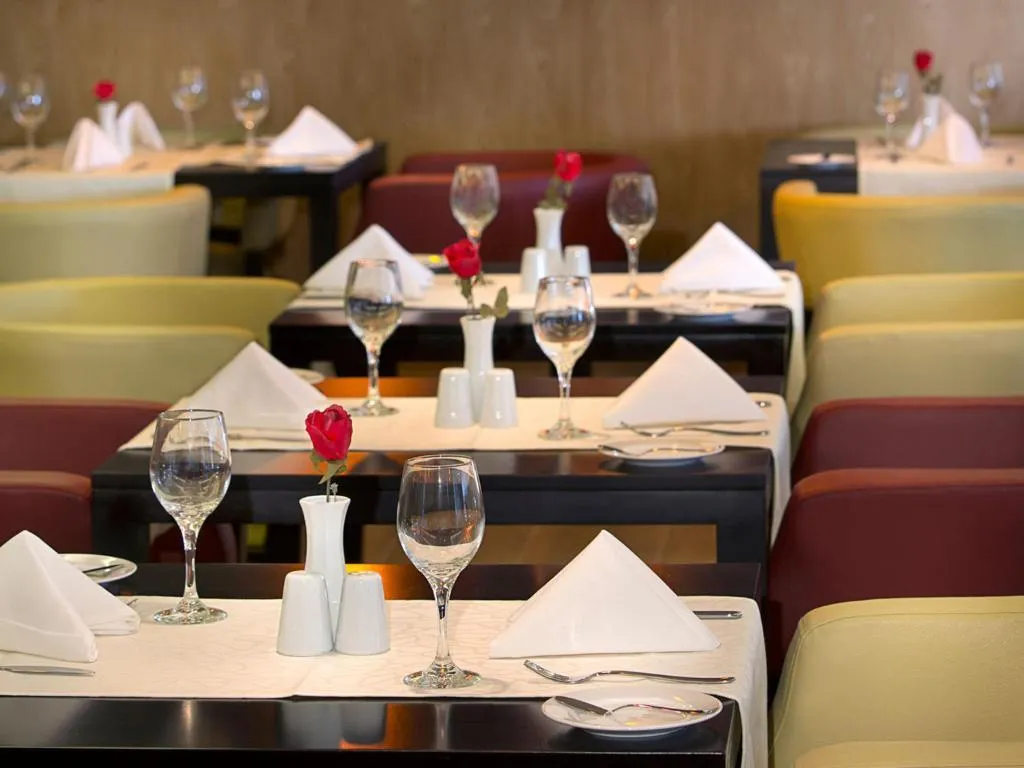Restaurant, Armada Avenue Hotel (EX Armada Bluebay Hotel), Dubai