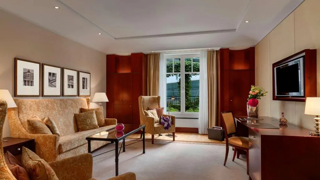 SUITE WITH VIEWS Room, Adlon Kempinski Berlin, Berlin