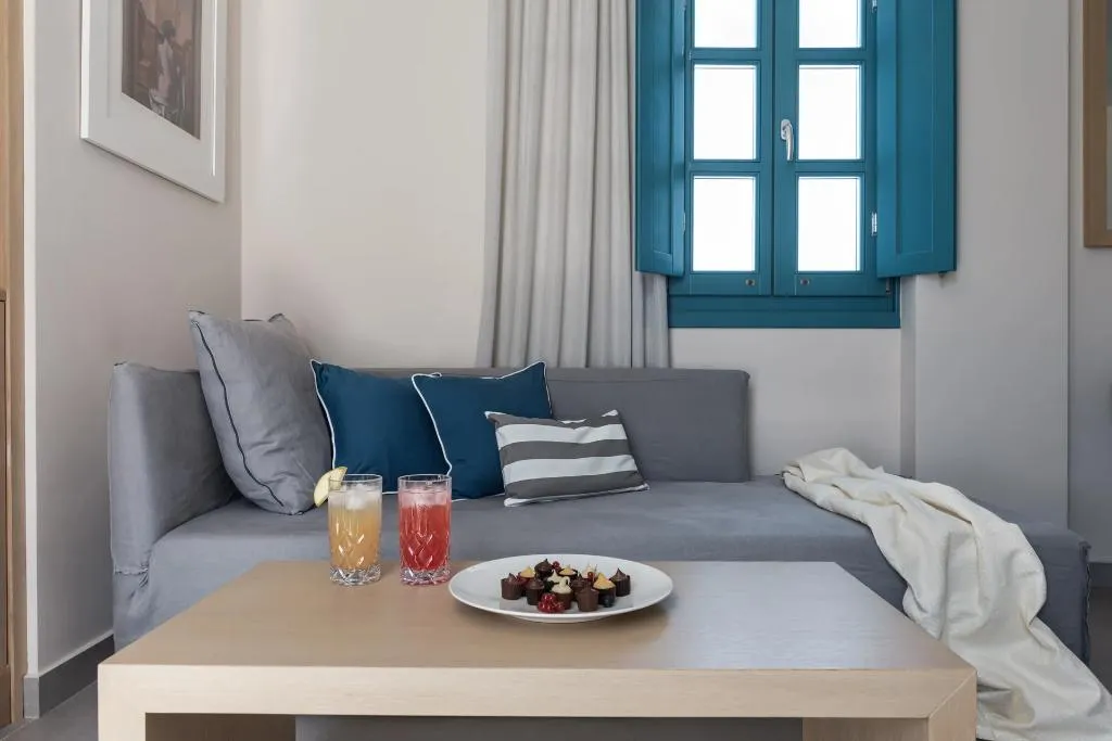 SUITE WITH JACUZZI Room, Aeifos Boutique Hotel, Santorini