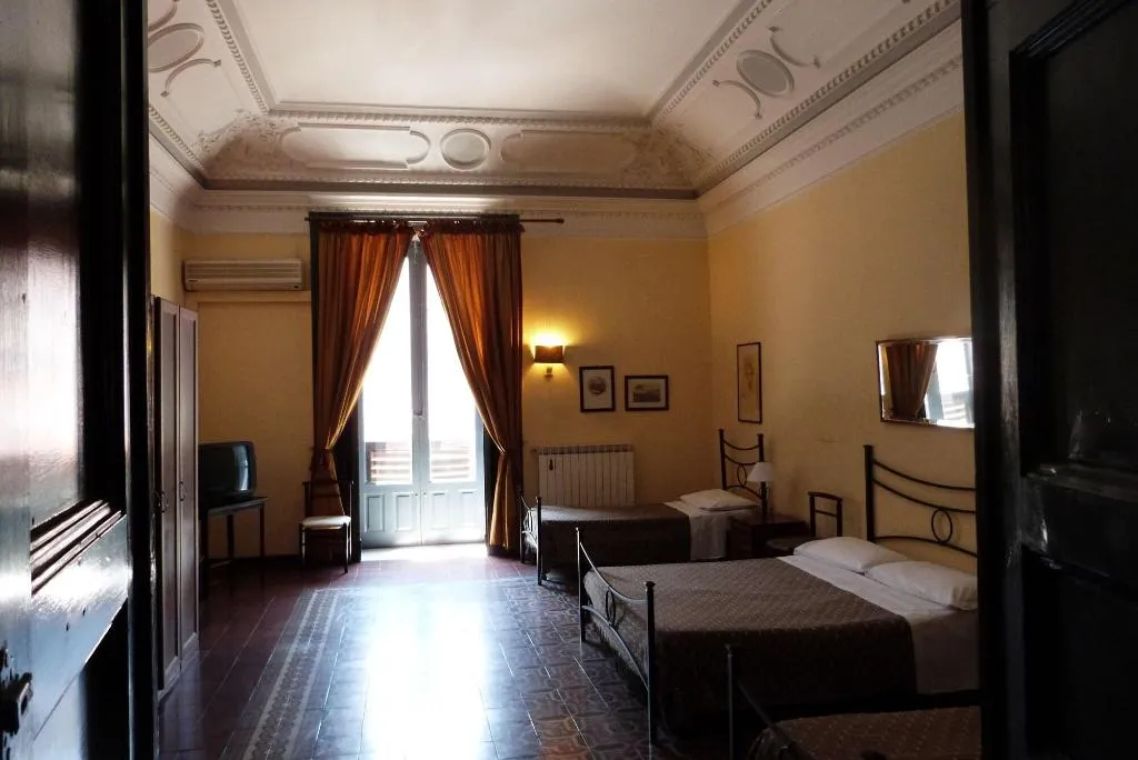 Room, Hoteletnea 316, Catania