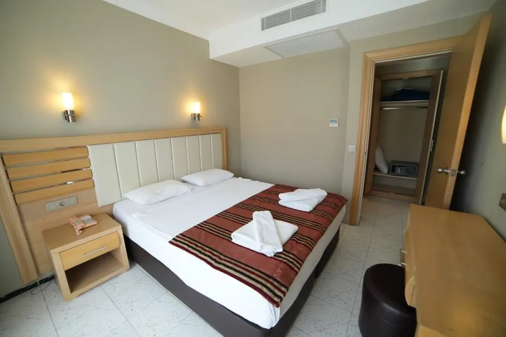 Room, Candan Apart, Dalaman