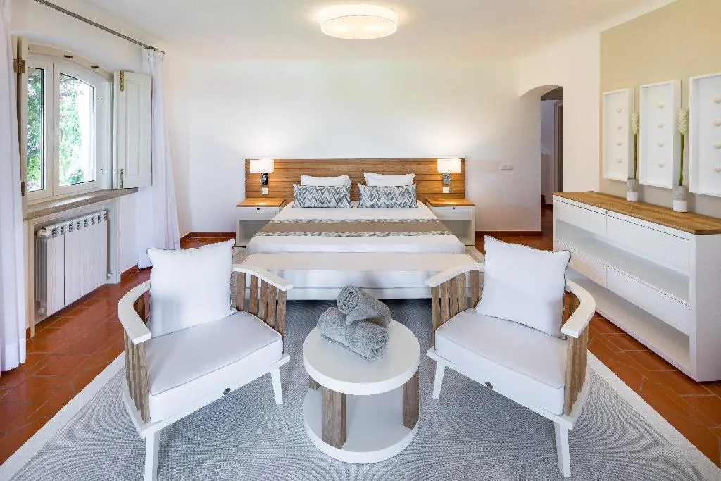 VILLA SIX BEDROOMS WITH PRIVATE POOL Room, Shantivillas, Algarve