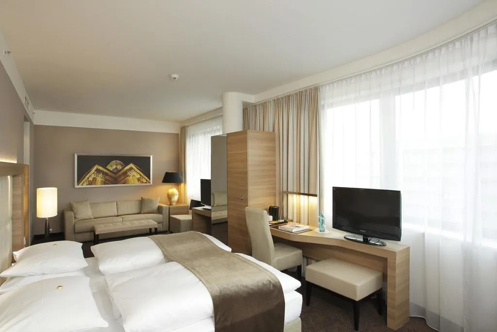 JUNIOR SUITE STANDARD Room, H4 Hotel Berlin Alexanderplatz, Berlin