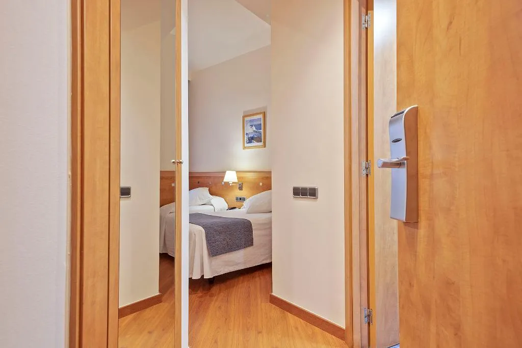TRIPLE STANDARD Room, Acta Antibes, Barcelona