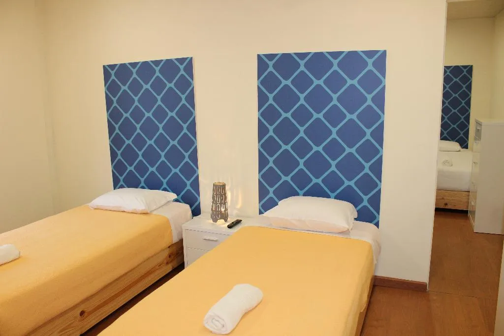 Room CAPACITY 5 WITH SHARED BATHROOM Room, Tagus Royal Residence, Lisbon