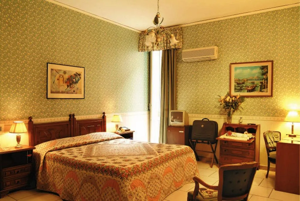 QUADRUPLE STANDARD Room, Borbone Di Napoli, Naples