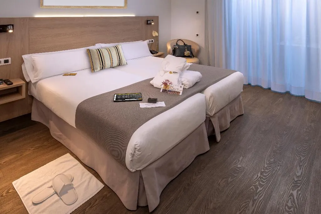Double or Twin DELUXE WITH BALCONY Room, Serhs Rivoli Rambla, Barcelona