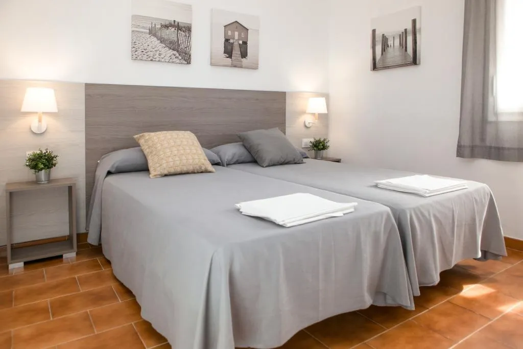 Room, Benelux, Costa Brava