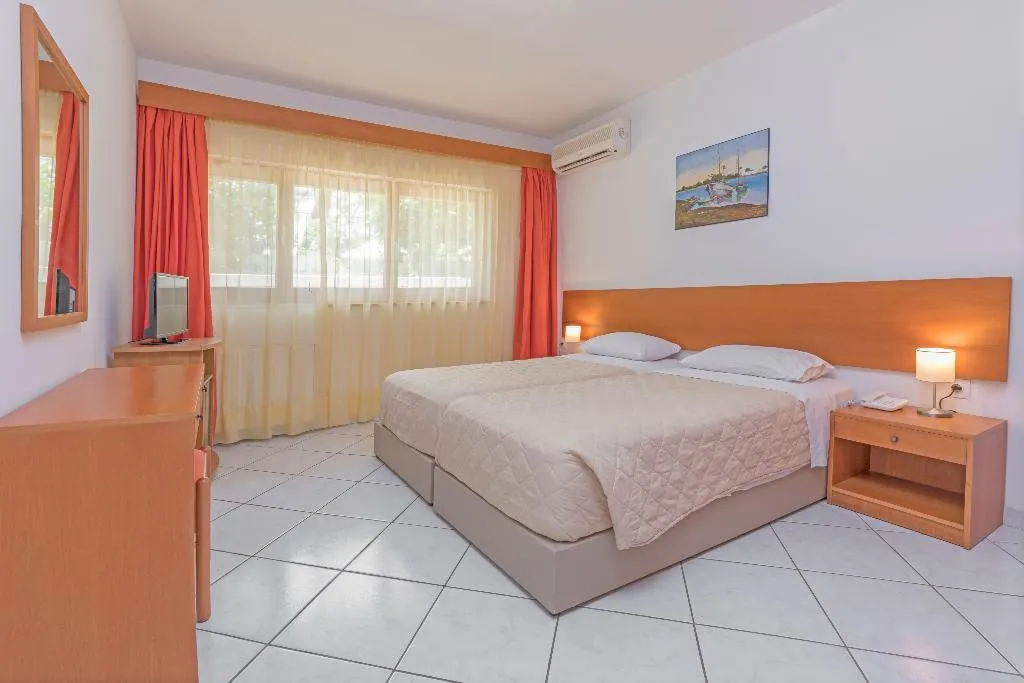 Room, Helena Christina, Rhodes
