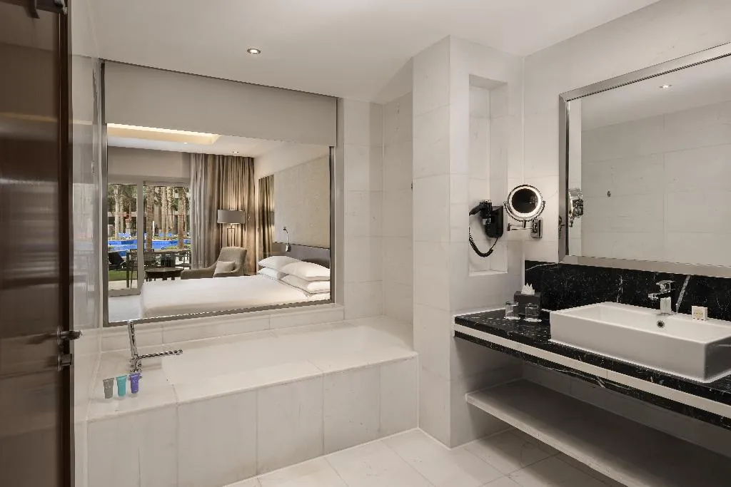 DOUBLE DELUXE WITH TERRACE Room, Dusit Thani LakeView Cairo, Cairo