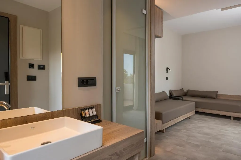 SUITE WITH JACUZZI Room, Mare Village Hotel, Crete