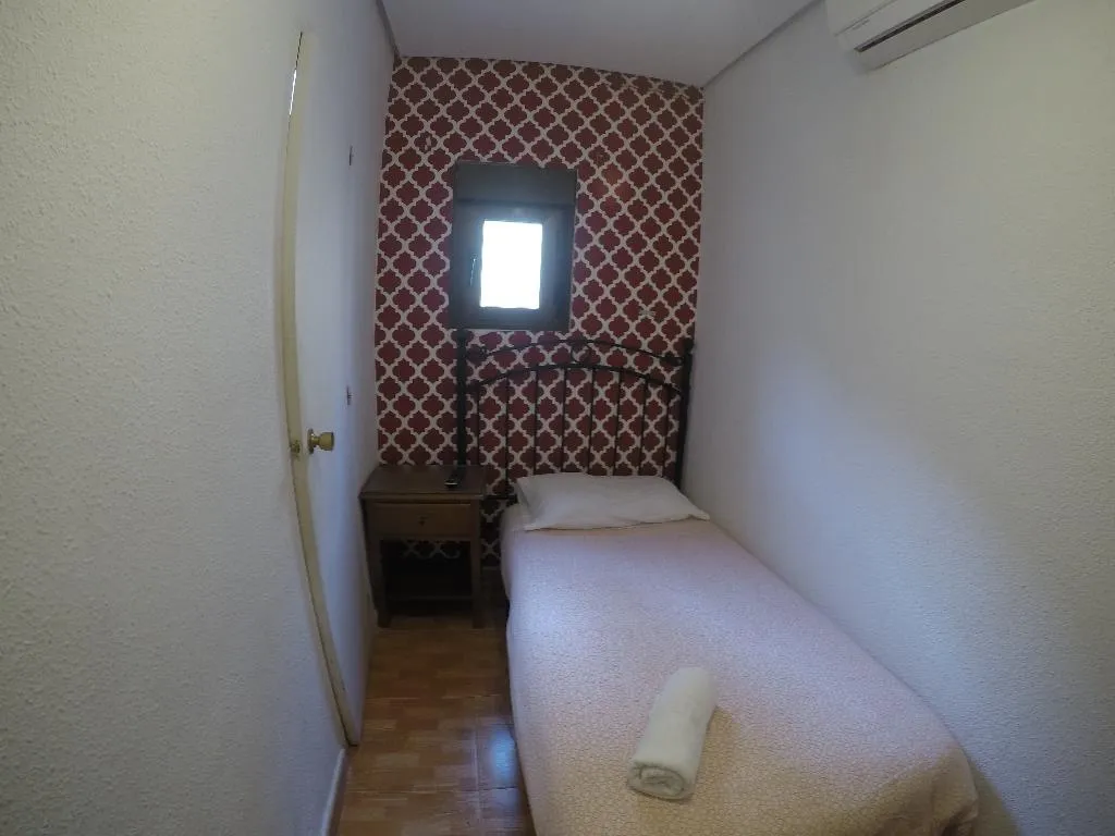 SINGLE WITH SHARED BATHROOM Room, Hostal MYD Los Perales, Madrid